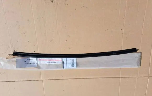 Nissan NV300 Sliding door rubber seal 8283700Q0B