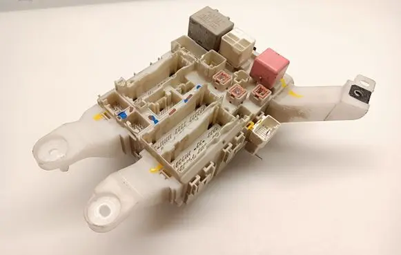 Toyota Auris 150 Fuse module 8273002150A 02117104