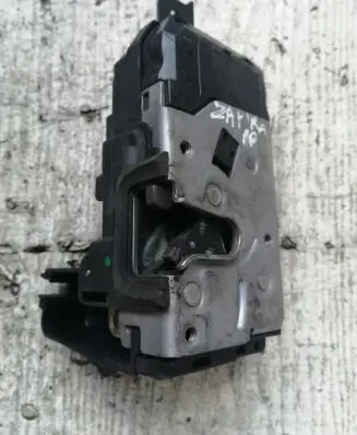Opel Zafira B Front door lock 13220368