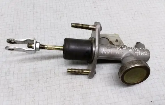 Nissan Almera Tino Clutch slave cylinder 