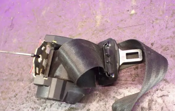 Volkswagen Golf III Front seatbelt 1E0857805