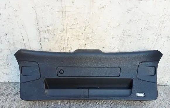 Tailgate trim