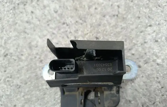 Volkswagen Golf V Tailgate lock latch