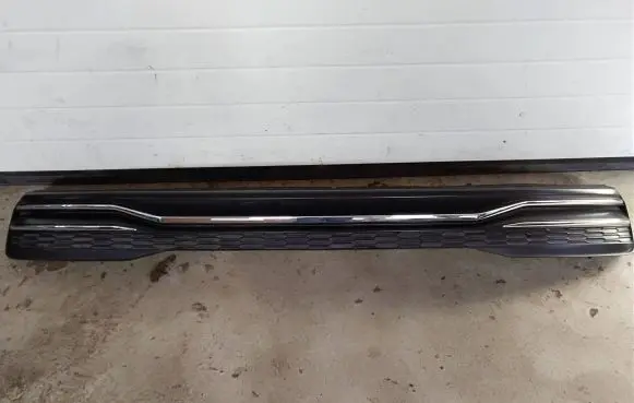 Front bumper lip