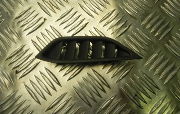 Rear air vent grill