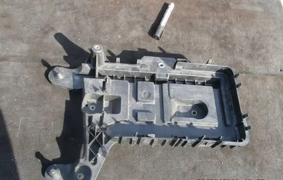 Volkswagen PASSAT B7 Battery tray VW1K0915325B