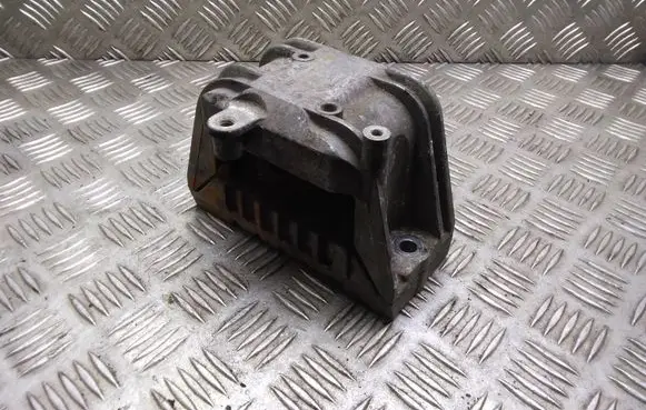 Volkswagen PASSAT B6 Engine mount bracket 1K0199262