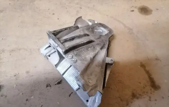 BMW X5 E70 Engine mounting bracket 6790022