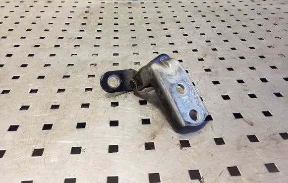 KIA Sorento Rear door lower hinge A046057