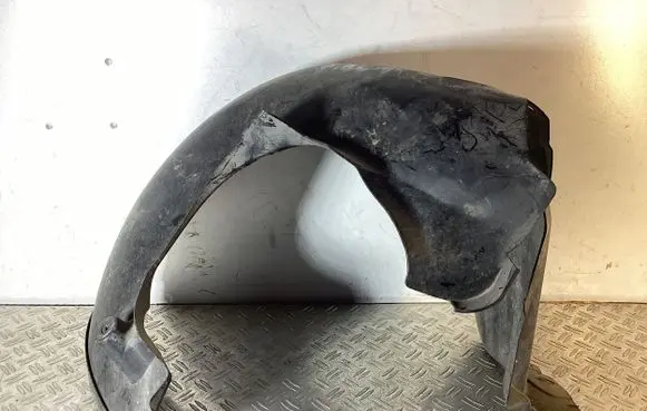 Front wheel arch liner splash guards