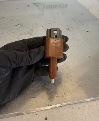 Nissan Leaf I (ZE0) Brake pedal sensor switch