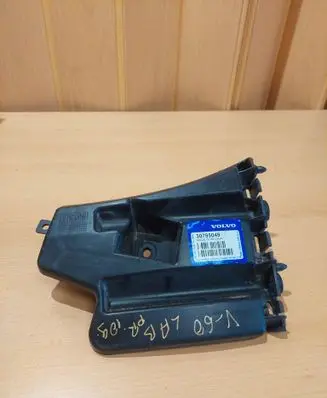 Volvo V60 Front bumper mounting bracket 30795049