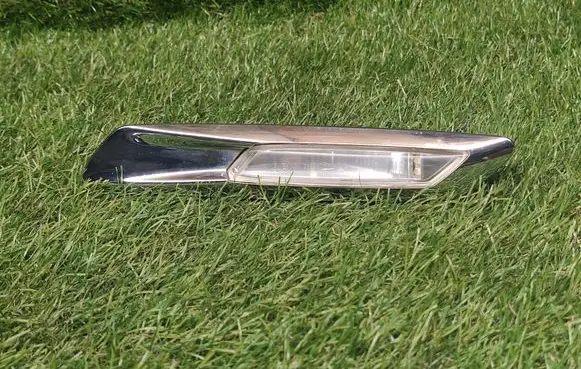 Front fender indicator light