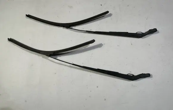 Front wiper blade arm