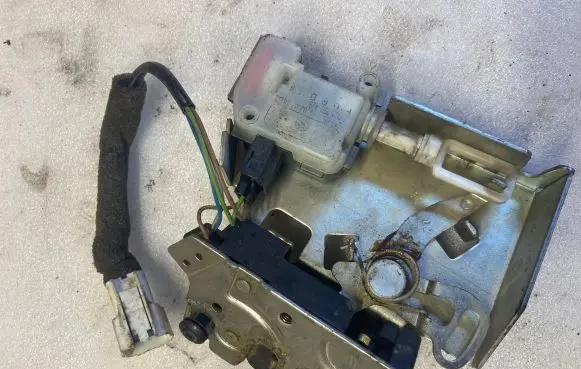 Ford Mondeo Mk III Tailgate/trunk/boot lock/catch/latch F00H0K0220