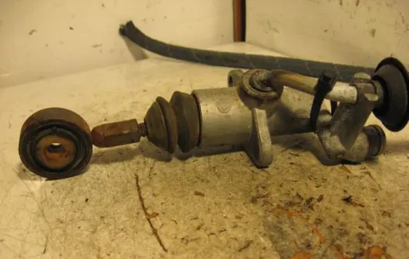 Volkswagen PASSAT B5 Clutch master cylinder 8E2721401