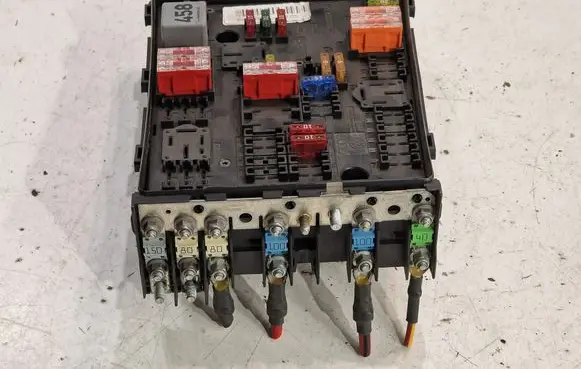 Volkswagen Touran I Fuse module 1K0937124K