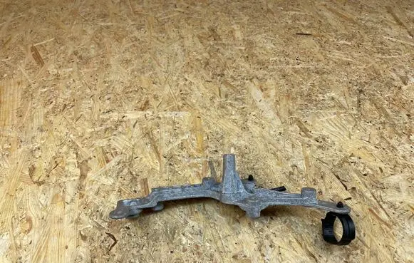 Engine mounting bracket