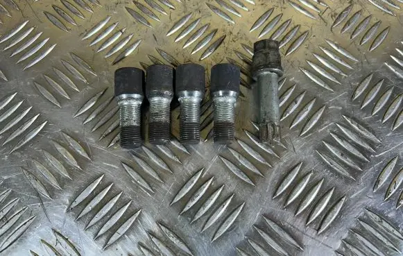 BMW 5 F10 F11 Nuts/bolts 