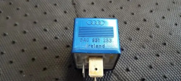 Volkswagen PASSAT B5.5 Other relay 8A0951253 899587
