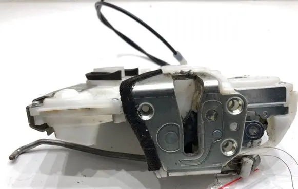Suzuki Swift I Front door lock 