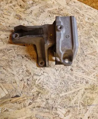 Mitsubishi Outlander Engine mount bracket