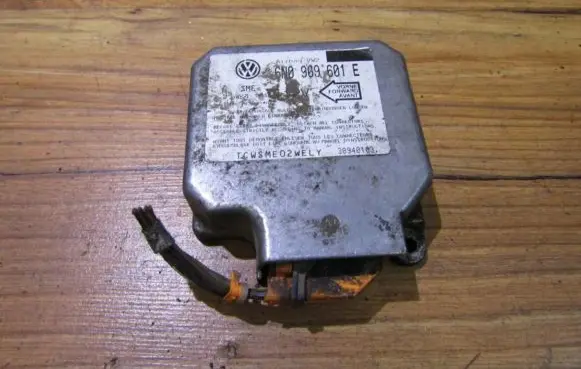 Volkswagen Golf III Airbag control unit/module 6n0909601e 5wk4104e