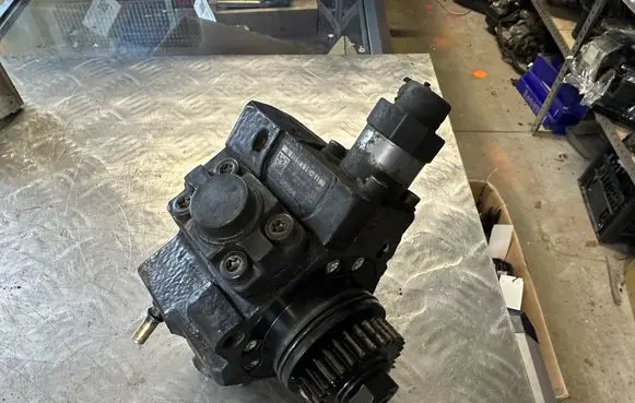 Nissan X-Trail T32 Fuel injection high pressure pump 0445010404 10005053322