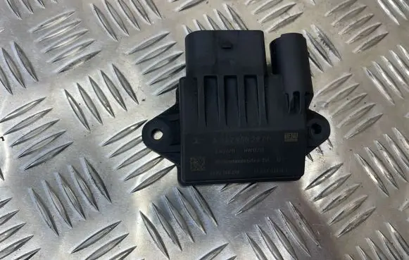 Mercedes-Benz E W211 Glow plug pre-heat relay 0522140210