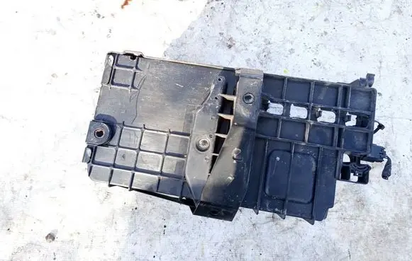 Chevrolet Cruze Battery box tray 13354419