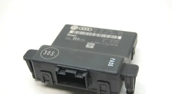 Audi A3 S3 8P Gateway control module 1K0907530G