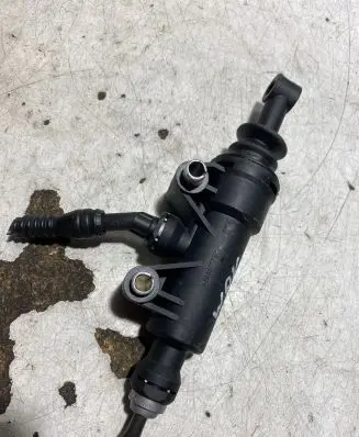 Mercedes-Benz E W212 Clutch master cylinder A2042900112