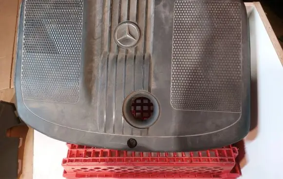 Mercedes-Benz E W212 Engine cover (trim) A2120102767 F10MD20 207401