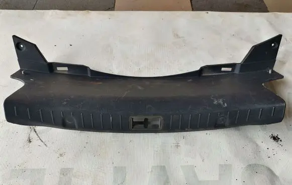 Hyundai Genesis Bottom trim 