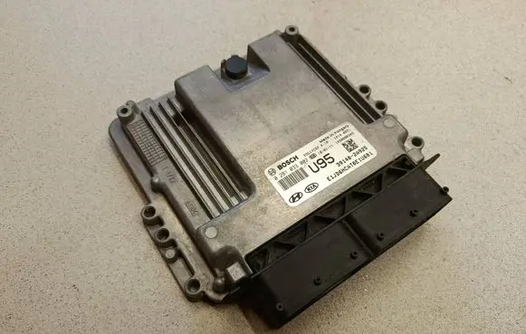 KIA Ceed Engine control unit/module 391402A925 EDC17C57 0281033002