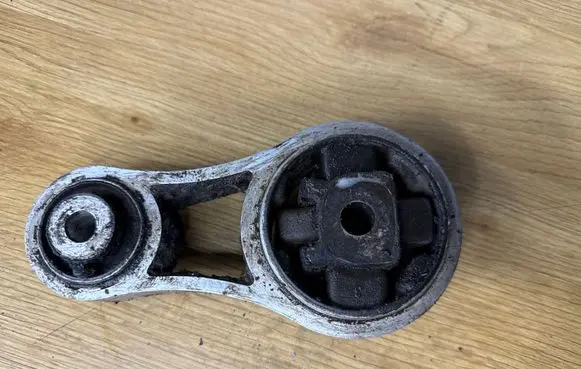 Opel Vivaro Engine mount bracket