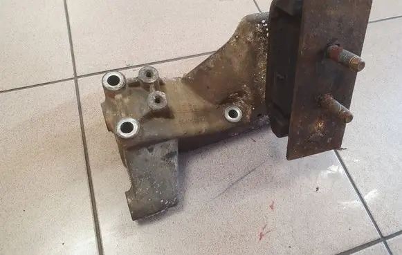Iveco Daily 4th gen Engine mounting bracket 504050580