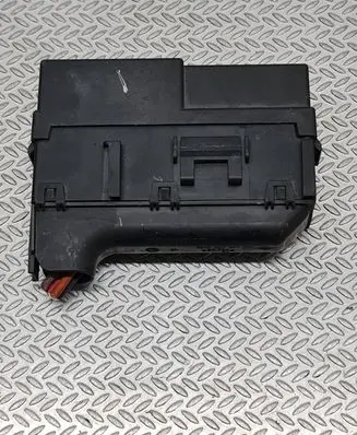 Renault Clio III Fuse module 8200220647