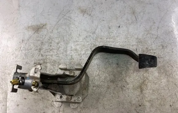 Mitsubishi Pajero Sport I Brake pedal