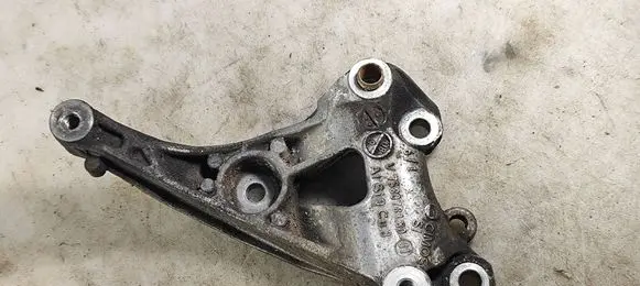 Peugeot 308 A/C compressor mount bracket V7580781