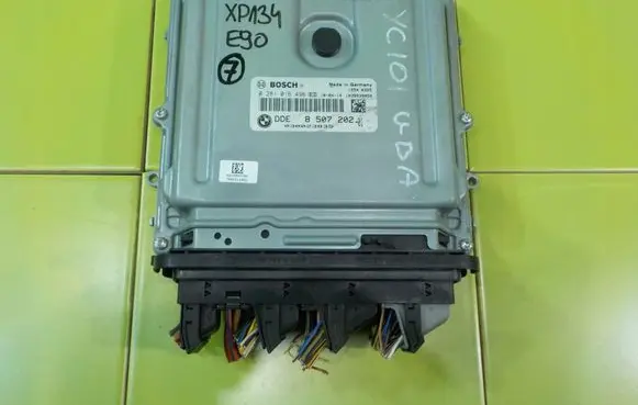 BMW 3 E90 E91 Engine control unit/module DDE8507202