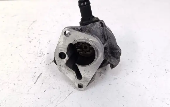 Nissan Juke I F15 Vacuum pump