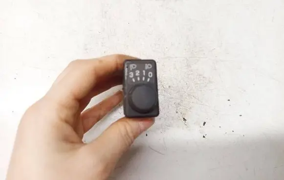 Nissan Primera Headlight level height control switch 37044A