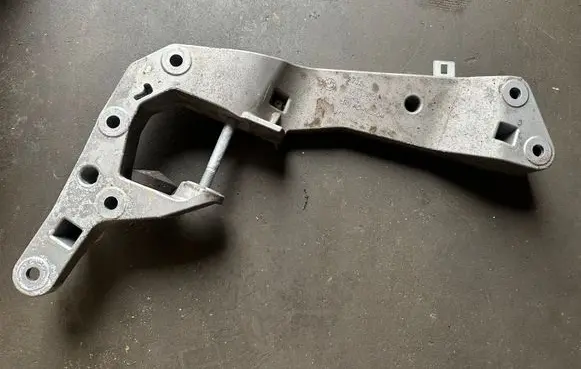 Gearbox mounting bracket
