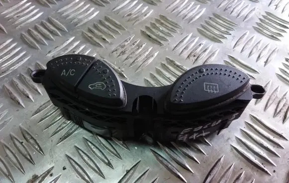 Ford Focus Windscreen/window heater switch 98AG19A945BG