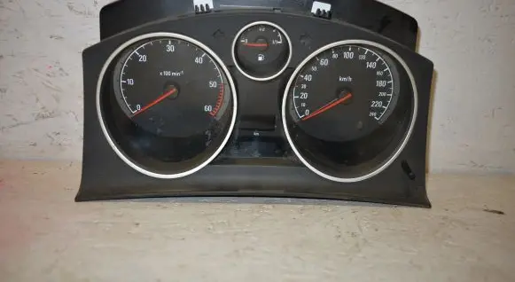 Opel Zafira B Speedometer (instrument cluster) 13225988