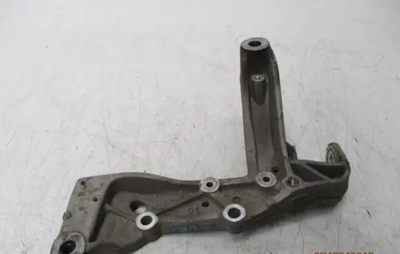 Volkswagen Golf V Engine mounting bracket