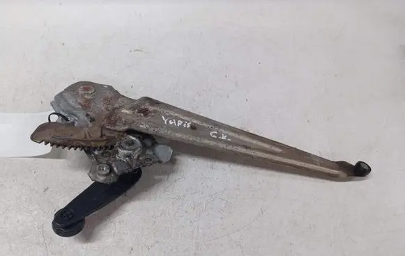 Rear door manual window regulator
