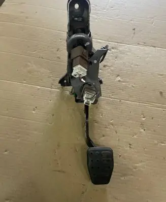 Nissan Juke I F15 Clutch pedal PTH28C