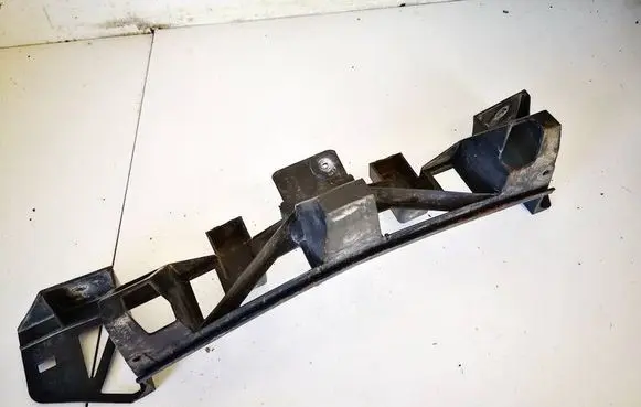Front bumper mounting bracket